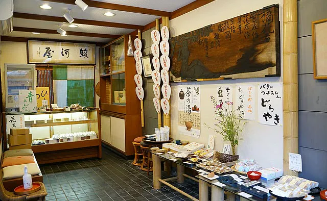 先斗町駿河屋：素朴で温かみのある店内。先斗町の芸舞妓さんらの名入りうちわが飾られているのが、花街ならでは