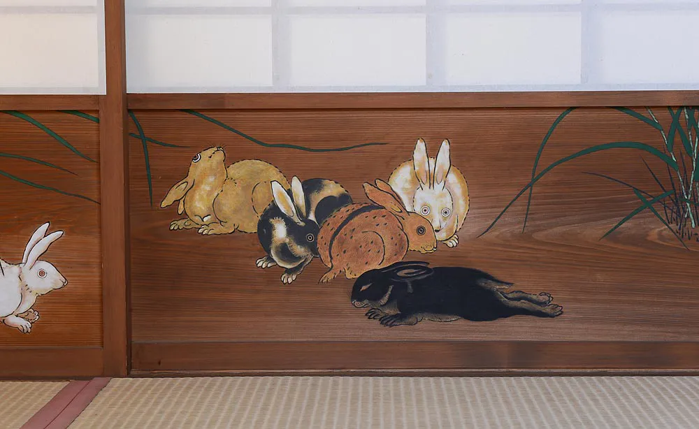 大覚寺：「正寝殿」の腰障子に描かれた19匹のウサギたち
