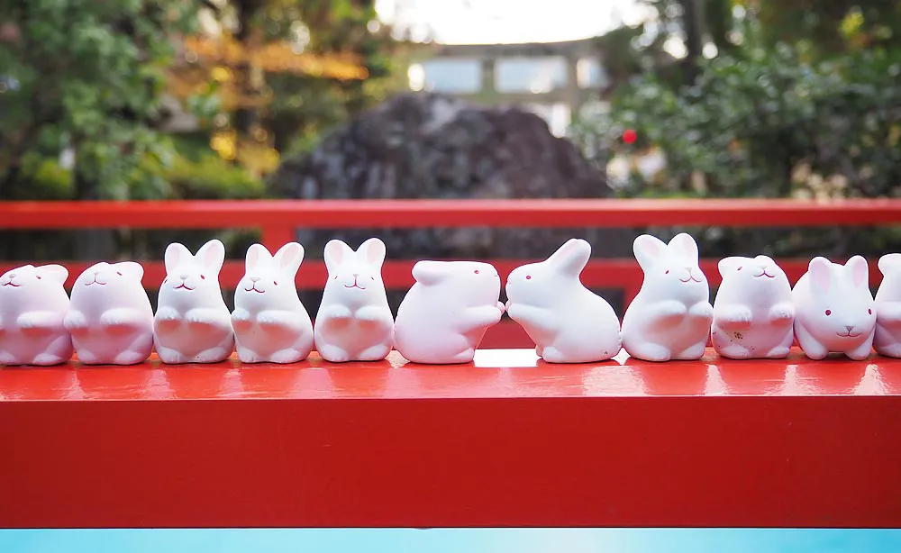 東天王 岡﨑神社：陶製の「うさぎみくじお守り」は、今にも跳ねそうな姿とチャーミングな表情のウサギに癒やされます