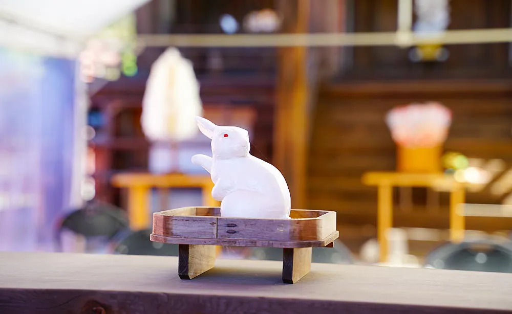 宇治神社：本殿正面に祀られている見返りウサギの置物
