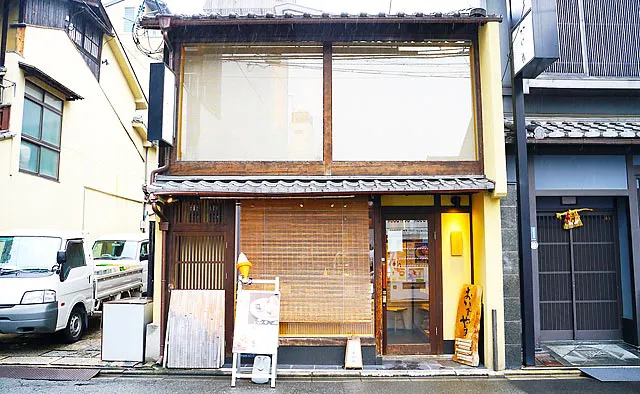 あのん：四条通から少し北に行ったところにある本店。金曜日のオープン直後が並ばずに入れる狙いどころだそう