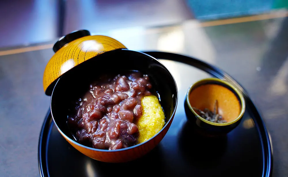 鍵善良房：きび餅のもちもちした食感が楽しめる冬期限定メニューの「きび餅ぜんざい」