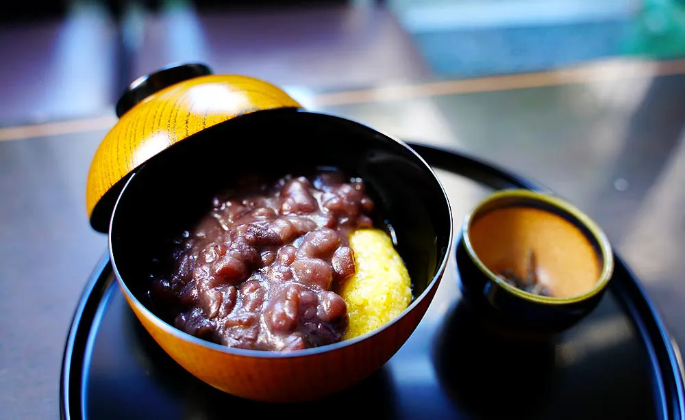 鍵善良房：きび餅のもちもちした食感が楽しめる冬期限定メニューの「きび餅ぜんざい」