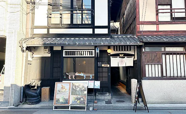 MICASADECO＆CAFE京都：築100年を超える町屋を改装したお店。5人以上で予約する場合は、坪庭が見える小上がり個室が利用できることも。ぜひ電話で相談してみて