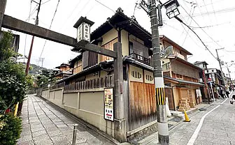 「京都しるく 東山高台寺店」まで徒歩約11分（約800m）