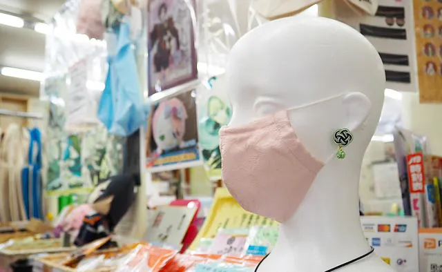 お買い物：カスタム対応が嬉しいアクセサリーや人気の西陣織マスク