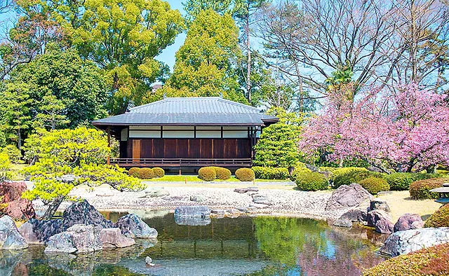 二条城：清流園にある「香雲亭」は、旧角倉了以の屋敷の一部を移築したものです。結婚式の挙式場として利用することもできます