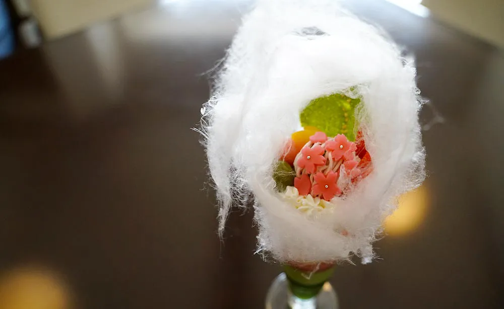 金の百合亭：人気の月替わりオリジナル抹茶パフェ。3月は雲に見立てた綿菓子がのった「桜雲」