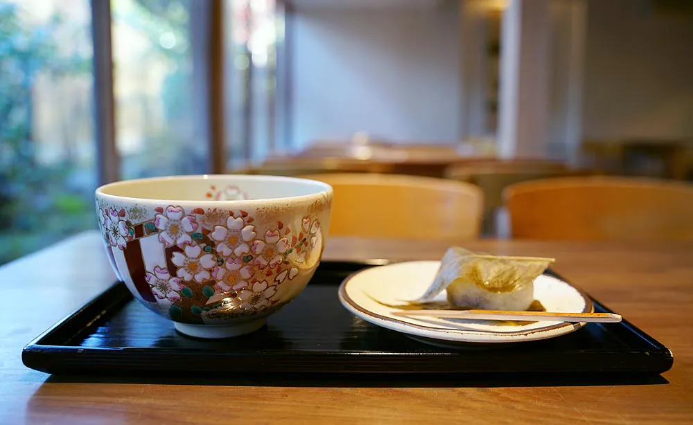 老松：2枚の桜の葉で包まれた春限定の「桜餅」と抹茶のセット