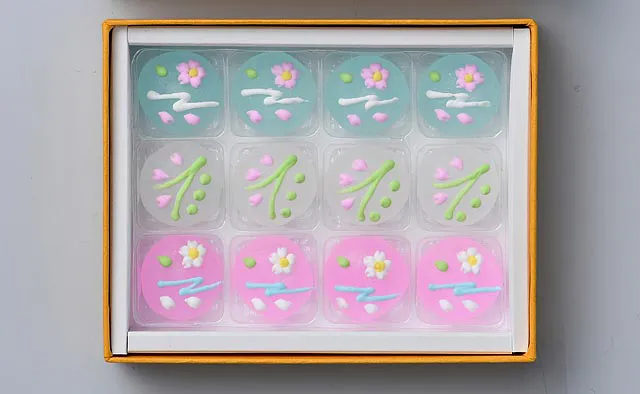 俵屋吉富：桜花が咲き誇る京都の春の情景を描いた、淡い3色のすりガラスのような糖蜜入りボンボン。口の中で儚く崩れる感じが、桜の美の儚さも感じさせます