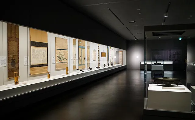 京都府立京都学・歴彩館：1階の「展示室」では1年を通じて、様々なテーマの展示が開催されています。国宝の東寺百合文書や、京都文化博物館の所蔵資料などが展示されることもあります