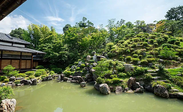 智積院：大書院東側にある「名勝庭園」は、「東山第一」と伝えられる庭園。中国の廬山をかたどって桃山時代に造られたもので、ツツジやサツキの花の咲く4月中旬から6月中旬にかけて一段と華やぎます