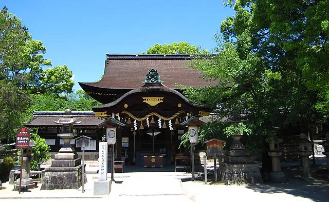 藤森神社：本殿は正徳2（1712）年、中御門天皇より賜ったもの。本殿東殿（東座）には、日本書紀の編者であり日本最初の学者である舎人親王を祀っていることから、学問の神としても信仰されています