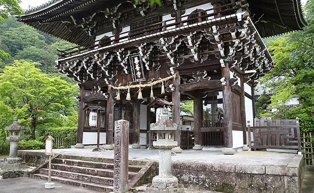 善峯寺：正徳6年（1716）建立された三間一戸の楼門形式のお堂。参拝者は全てこの山門を通りお参りへと向かいます。楼下の金剛力士は、運慶作で源頼朝寄進と伝えられています