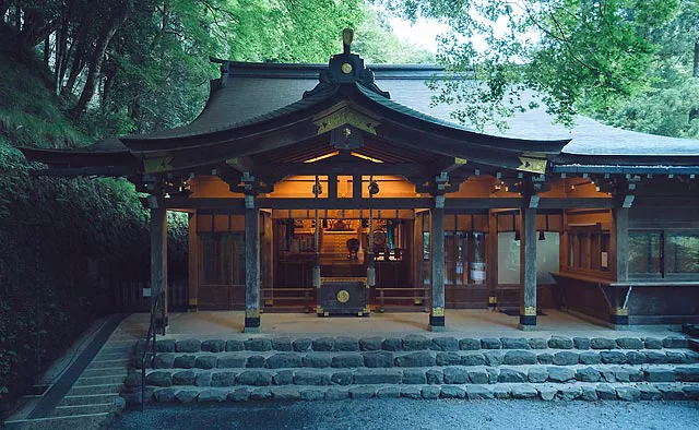 貴船神社：本宮は天喜3（1055）年に洪水で流損した奥宮から移されました。現在の本宮は平成の御造営事業により、基礎からすべてを一新し建て替えられたものです