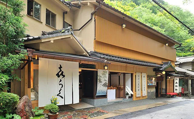 貴船 喜らく：店頭では貴船近郊で採れた山菜を中心とした、喜らく自家製の佃煮を購入することも可能。お土産にピッタリです