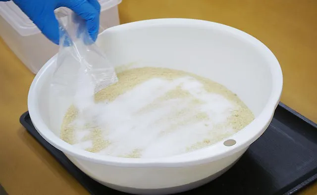 ぬかと塩を混ぜる：発酵に必要な塩を加える