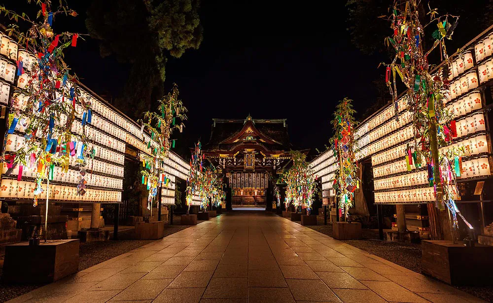 北野天満宮：ライトアップされた美しい三光門と笹飾り