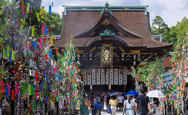 北野天満宮：「御手洗祭」では、御神前に菅公が使ったとされる書道具や夏野菜、御手洗団子などをお供えして祭典が行われ、農作物の生育や万民の無病息災が祈願されます