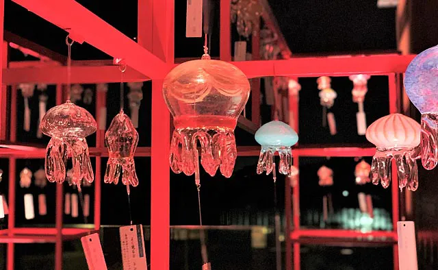 京都水族館：京都水族館の中で実際に展示されているクラゲを中心に模した手作りの風鈴。夜の闇に浮かぶ光景に魅了されるはずです