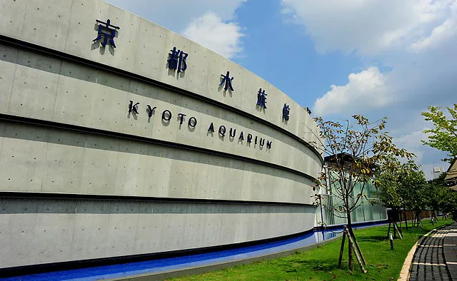 京都水族館：2012年に梅小路公園内にオープン。2020年には約30種5,000匹のクラゲを見られる展示エリア「クラゲワンダー」がオープンしました。