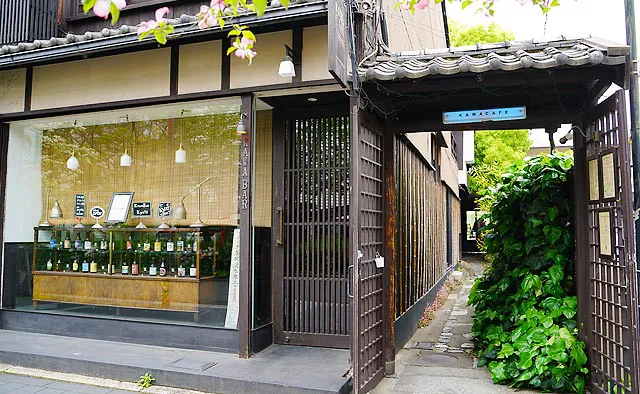 KawaCafe：木屋町通沿いに面した左側の部分が、新設されたバー。右側の路地を進み懐かしい
木の扉を開けるとカフェスペースが広がります
