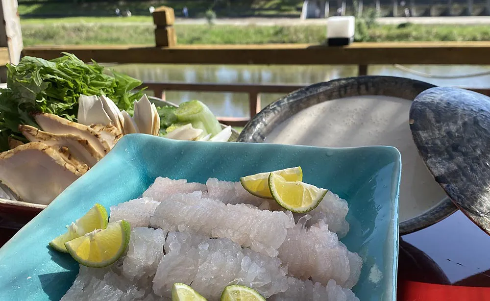 豆屋源蔵：納涼床が開催される期間限定のメニュー「鱧のしゃぶしゃぶコース」