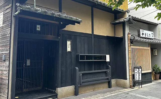 豆屋源蔵：重厚な店構え。京町屋らしく入口は細いですが奥行きが60mもある、まさにうなぎの寝床な建物です
