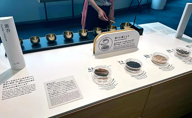 京都伝統産業ミュージアム：桂皮や丁子などの貴重な香料の匂いを嗅いだり、仏具として使われる「おりん」の音色の違いを楽しめるなど、実際に触れて感じることができるコーナーも