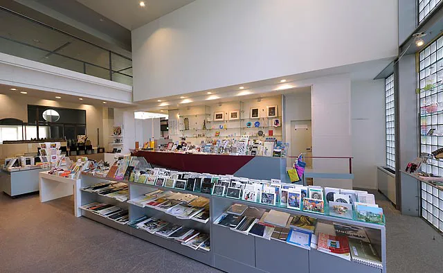 京都国立近代美術館：ミュージアムショップでは、展覧会図録や美術書、所蔵品のポストカード、オリジナルグッズ、ガラス工芸品などが販売されています