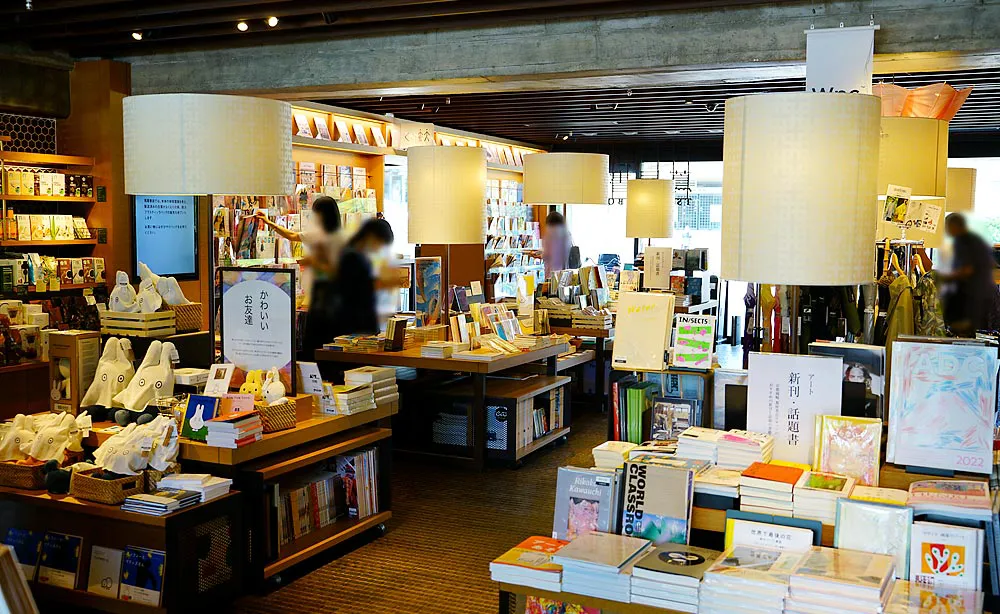京都岡崎 蔦屋書店：「こころを動かすもの」との出あいをコンセプトに選書された本が並ぶ店内
