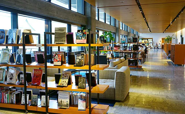 京都岡崎 蔦屋書店：2階はレストラン。3階は「本」と「アート」のギャラリースペースになっています。こちらも自由に本が読める図書館のような場所。机もあるのでPC作業にもおすすめです