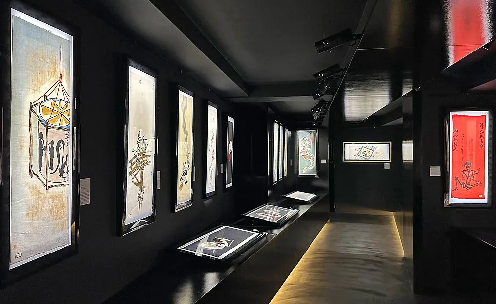 細辻伊兵衛美術館：黒を基調とした1階展示室