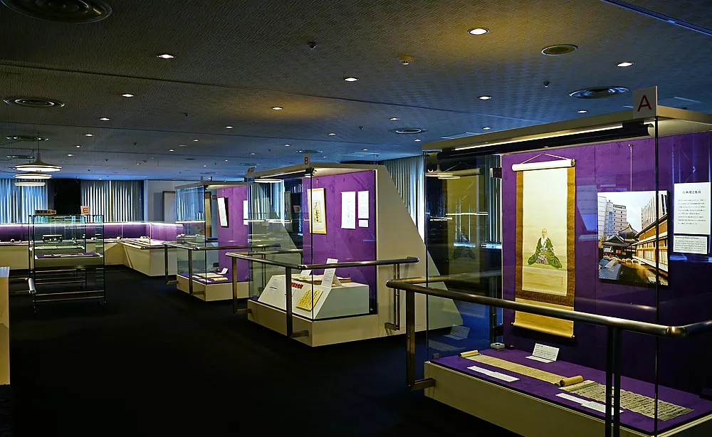 いけばな資料館：「華道家元池坊」が所蔵する貴重な歴史資料や六角堂の什物などが展示される