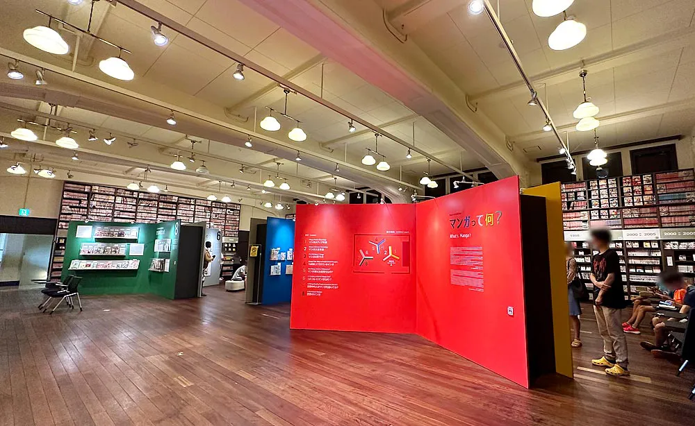 京都国際マンガミュージアム：2階のメインギャラリーではマンガの歴史や産業、お約束などを紹介する常設展示「マンガって何？」を展開