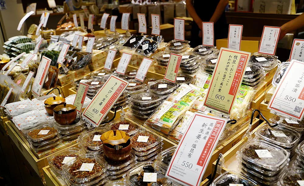 京こんぶ 千波：創作佃煮や汐吹昆布など常時100種類以上の商品が店頭に並びます