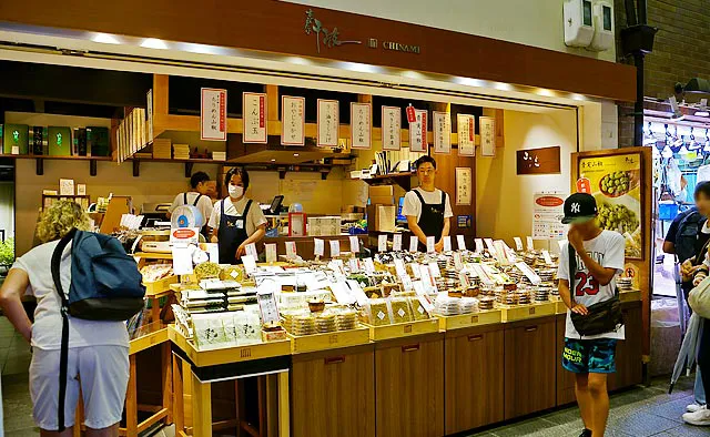 京こんぶ 千波：店頭で味見ができる商品もあるので、気になるものはぜひひと口お試しを。それ以外の商品でも、気になるものは質問すると詳しく教えてもらえます。オープン直後から午前中が比較的ゆったりしているそう