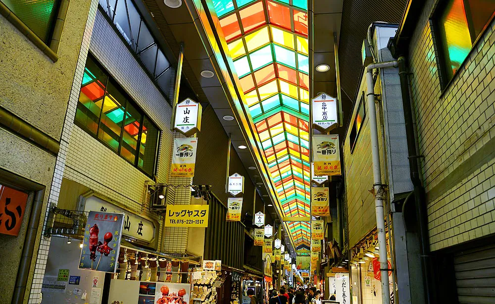 錦市場商店街：京都市内の中心部に位置する商店街。江戸時代の絵師・伊藤若冲ゆかりの場所であり、若冲の作品が描かれたタペストリーやシャッターが点在します