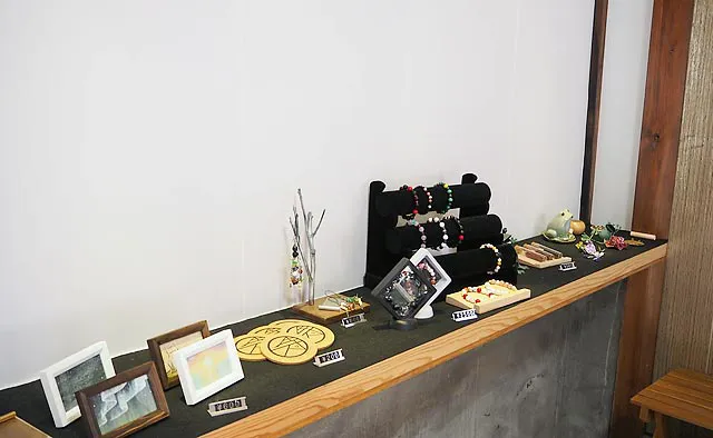 体験工房 寺スペース：店内には店主が作った木工作品やお念珠などが並ぶ物販コーナーも