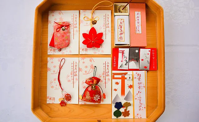 上賀茂神社：紅葉の季節に授与される可愛らしい「かおり守り」は、モミジの形をしたものから巾着まで色々な種類があります。秋限定なので、訪れた際はぜひチェックしてみてください