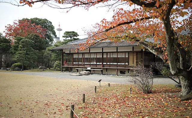 渉成園：江戸末期の二度の火災により、渉成園内の建物はすべて焼失。今ある建物は明治期に復元されたものです。京都タワーが借景になる角度もあるので、ぜひ探してみましょう