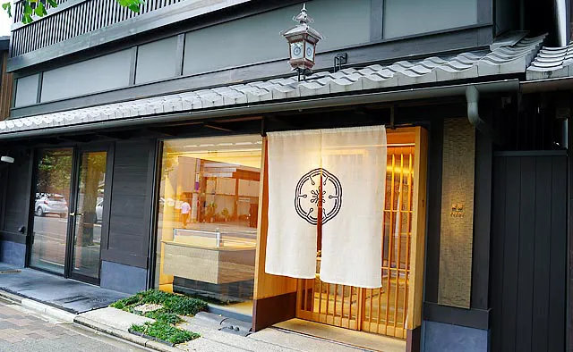 果朋-KAHOU-：二条城の南にある、京町家をリノベーションした落ち着いた雰囲気のお店。果実をイメージしたロゴが染め抜かれた、白い暖簾が入口を飾ります