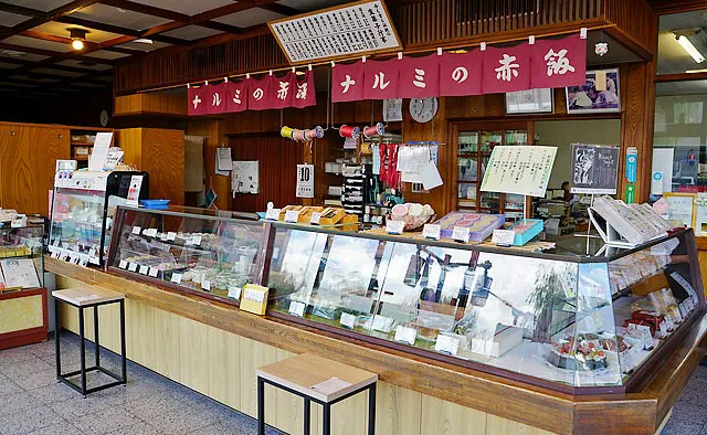 鳴海餅 本店：京都の暮らしとは切っても切れない和菓子。地元の人々に親しまれる鳴海餅の店内には、優しい甘さの香りとふんわりとした空気が流れています