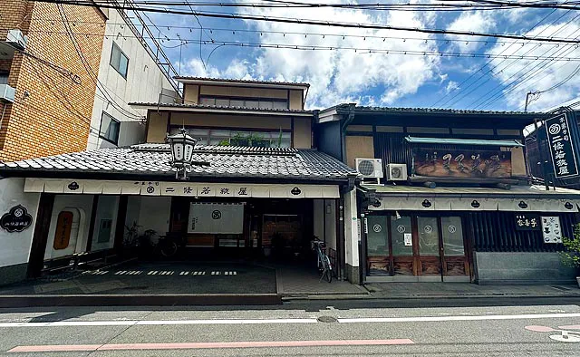 二條若狭屋：正式名称は「若狭屋茂澄」だったのが、二条通小川角に店を構えたことから「二條の若狭屋」の通り名がついたんだそうです。現在は、向かって左側の建物が店舗になっています