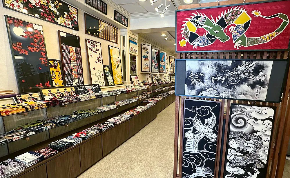 永楽屋 細辻伊兵衛商店：店内には干支柄の他にも、龍をモチーフにデザインされた手ぬぐいが多数並びます