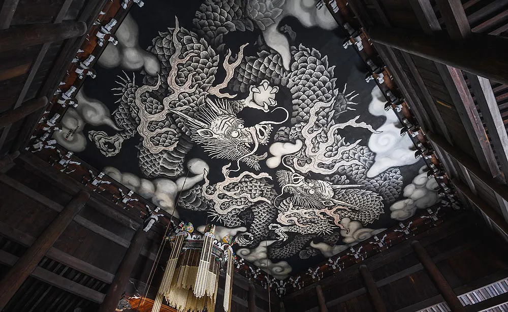 建仁寺：創建800年を記念して小泉淳作画伯が約2年の歳月をかけて描いた法堂の天井画「双龍図」