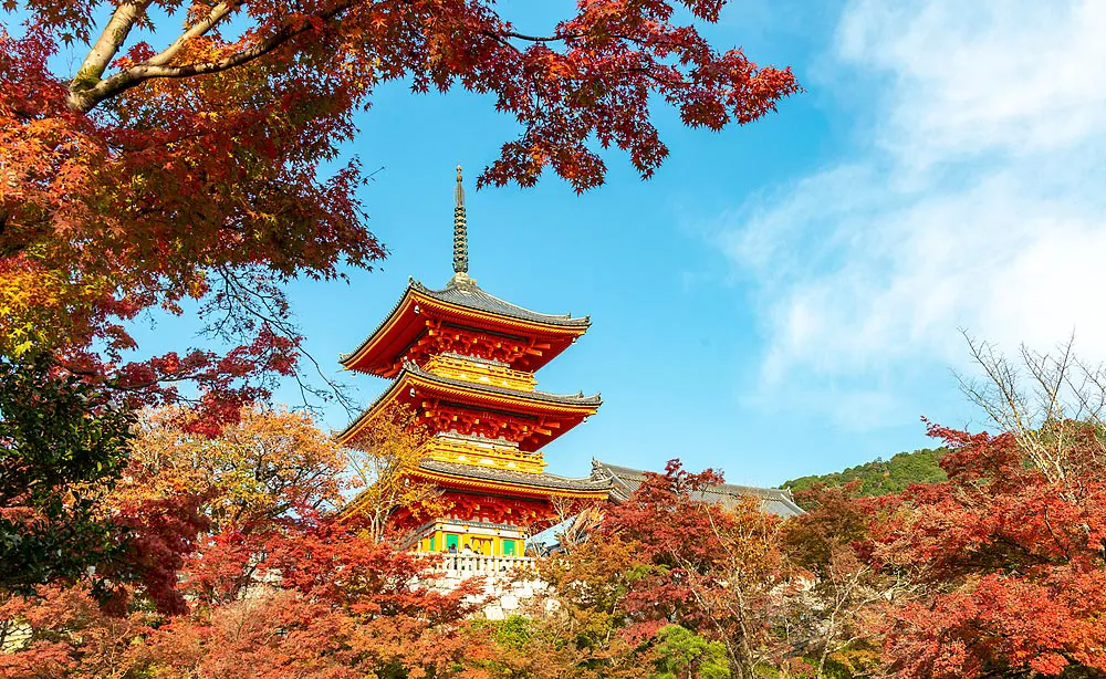 清水寺：高さ約30mの国内最大級を誇る三重塔。南東の鬼瓦が龍になっている