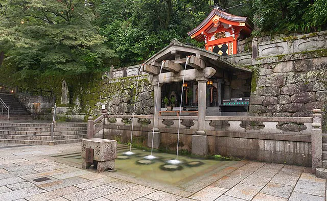 清水寺：3本に分かれた「音羽の瀧」は、清水寺の開創の起源であり寺名の由来となった瀧です。「金色水」や「延命水」と呼ばれ、水を一口飲むことで、心身を清め、願いが叶うとも伝わります