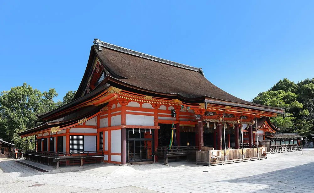 八坂神社：本殿の下には大きな池があり、青龍が棲んでいると言われる。気の集まる龍穴としても有名
