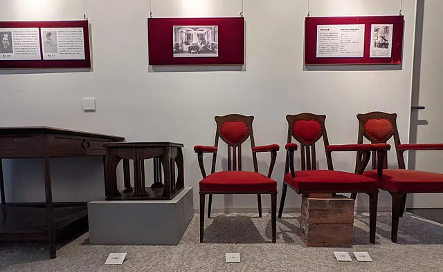京都府立図書館：明治期に貴賓室にあった調度品や旧館で使われていた家具なども保管され、毎月第3水曜日の館内見学会などで直接見ることができます
